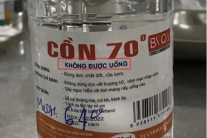 Hình ảnh chai cồn có chứa Methanol mà bệnh nhân đã uống nhầm, dẫn đến ngộ độc. Ảnh: Bệnh viện Bạch Mai.