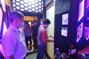 Phó chủ tịch UBND Thành phố Hồ Chí Minh Dương Anh Đức trong chuyến vi hành kiểm tra nhà hàng The King. Ảnh: Nguyễn Yên.
