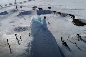 Video: "Núi băng phun trào" cao 14m địa điểm "sống ảo" nổi tiếng ở Kazakhstan