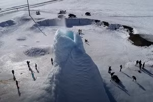 Video: "Núi băng phun trào" cao 14m địa điểm "sống ảo" nổi tiếng ở Kazakhstan