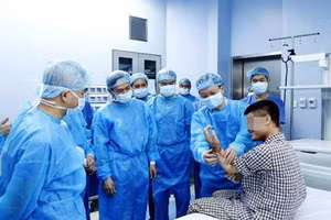 Bệnh viện 108 thực hiện thành công ca ghép chi thể từ người cho sống cho một nam giới bị mất bàn tay. Ảnh: Nguyễn Quốc.