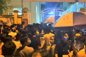 Do hiểu nhầm thông báo của tổ dân phố, cả trăm người dân dồn ra điểm tiêm chủng ở phường Trung Văn (quận Nam Từ Liêm, Hà Nội) trong đêm hôm 11/9. Ảnh: internet.