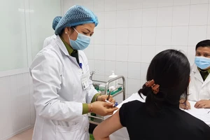 Tiêm vắc xin NanoCovax liều 25mcg mũi 2 cho người tình nguyện sáng ngày 14/1. Ảnh: Báo SK&ĐS