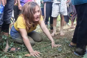 Chị Hồ Thị Hòa đau đớn khi nhận tin 4 người thân chết và mất tích. Ảnh: VNN.