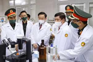 Chủ tịch Quốc hội Vương Đình Huệ thăm, động viên các lực lượng đang thực hiện nhiệm vụ tại Phòng miễn dịch (Viện Nghiên cứu Y dược học Quân sự, Học viện Quân y). Ảnh: Doãn Tấn/TTXVN.