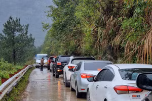 Chùm ảnh: Du khách đổ đi săn tuyết, đường lên đỉnh Mẫu Sơn, đỉnh Fansipan tắc dài