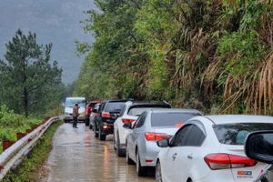 Chùm ảnh: Du khách đổ đi săn tuyết, đường lên đỉnh Mẫu Sơn, đỉnh Fansipan tắc dài