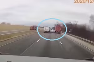 Video: Vượt ẩu, chen vào giữa hai xe container, xe con gặp tai nạn kinh hoàng