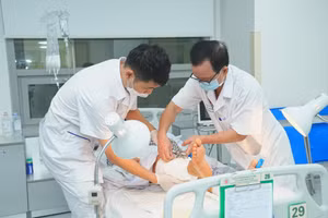 Các bác sĩ thăm khám cho người bệnh sau ca phẫu thuật. Ảnh: BV.