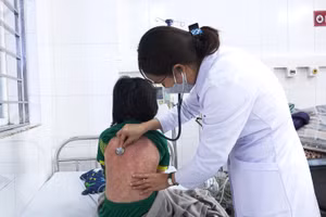 Bác sĩ CKII Nguyễn Thị Huyền, Trưởng khoa Nhi, Bệnh viện Bãi Cháy khám cho cháu N.
