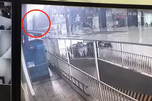 Bé gái rơi từ tầng 13: Đứng tim khoảnh khắc nam thanh niên hóa người hùng