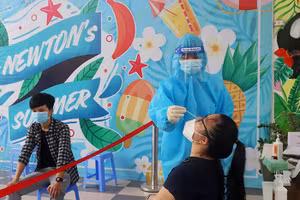 Các đơn vị phấn đấu hoàn thành xét nghiệm diện rộng và tiêm vắc xin Covid-19 đúng kế hoạch. Ảnh: UBND TP Hà Nội.