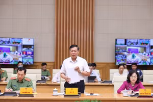 Thứ trưởng Bộ Y tế Đỗ Xuân Tuyên báo cáo về tình hình dịch Covid-19, tỉ lệ tiêm vắc xin... tại phiên họp. Nguồn: VGP. 