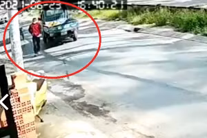 Video: Người đàn ông đánh xe tải ra giữa đường rồi bỏ đi gây cản trở giao thông