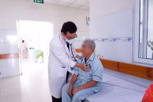 Bác sĩ khám cho bệnh nhân. Ảnh: BV.