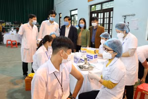 Các đồng chí lãnh đạo Sở Y tế và Giáo dục kiểm tra tại điểm tiêm trường THPT Đinh Tiên Hoàng. Ảnh: Báo Ninh Bình.