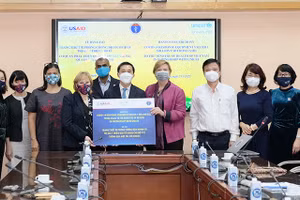 Thứ trưởng Bộ Y tế Trần Văn Thuấn tiếp nhận bàn giao các trang thiết bị y tế và vật tư phục vụ tiêm vắc xin phòng Covid-19 trị giá 1 triệu USD cho Việt Nam để hỗ trợ công tác phòng chống Covid-19. Ảnh: Trần Minh.