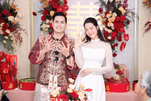 Karen Nguyễn khoe nhẫn cạnh chồng tại lễ vu quy. Ảnh: MXH.