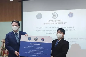 Ông Marc Knapper (trái), Đại sứ Hợp chúng quốc Hoa Kỳ và PGS.TS Nguyễn Vũ Trung (phải), Viện trưởng Viện Pasteur Thành phố Hồ Chí Minh trong buổi lễ trao tặng. Ảnh: SKĐS.