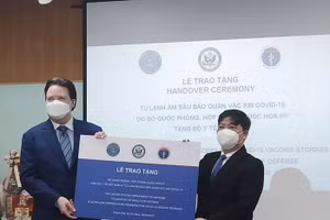 Ông Marc Knapper (trái), Đại sứ Hợp chúng quốc Hoa Kỳ và PGS.TS Nguyễn Vũ Trung (phải), Viện trưởng Viện Pasteur Thành phố Hồ Chí Minh trong buổi lễ trao tặng. Ảnh: SKĐS.