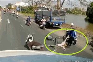 Video: Xôn xao người đàn ông nằm giữa đường chặn đầu container nghi ăn vạ