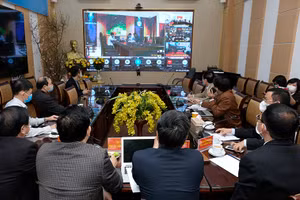 Các giáo sư, các chuyên gia tham gia buổi hội chẩn từ điểm cầu Cục Quản lý Khám chữa bệnh. Ảnh: Trần Minh
