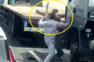 Xôn xao cảnh hai tài xế kẻ cầm đao "quyết chiến" người dùng côn nhị khúc