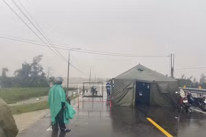 Tại điểm ngập lụt, các lực lượng xung kích đã dựng rào chắn, túc trực ngày đêm. Ảnh: Đức Minh.