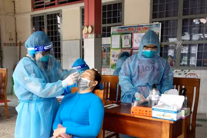 Tổ chức lấy mẫu gộp tầm soát cộng đồng và xét nghiệm diện rộng sàng lọc Covid-19 người dân khu phố Khánh Thạnh và Khánh Hội, phường Tân Phước Khánh, thị xã Tân Uyên​. Nguồn: Binhduong.gov.vn.