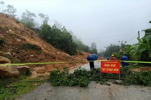  Các tuyến đường giao thông trên địa bàn huyện xuất hiện nhiều điểm sạt lở. Ảnh: Thanh Chung.