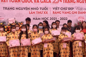 Các tân Trạng Nguyên nhận giải thưởng trong niềm hạnh phúc và tự hào.