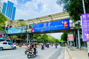 Hà Nội nhộn nhịp cờ hoa, người dân hào hứng trước giờ khai mạc SEA Games 31