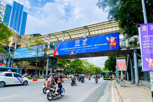 Hà Nội nhộn nhịp cờ hoa, người dân hào hứng trước giờ khai mạc SEA Games 31