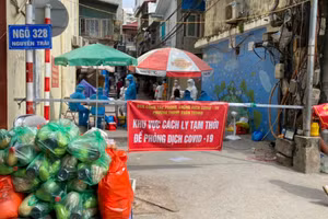 Khu vực phong tỏa ngõ 328 đường Nguyễn Trãi. Ảnh: HNM.