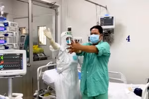 Bệnh nhân có thể vận động nhẹ sau thời gian nguy kịch. Ảnh: TPO.