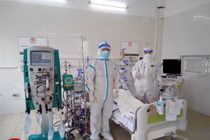 Bác sĩ tiến hành đặt ECMO cho bệnh nhân tại Trung tâm hồi sức tích cực. Ảnh: Bộ Y tế.