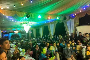 Chùm ảnh hàng nghìn người dân đổ xô đến rạp cưới của Công Phượng chia vui