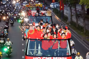 11 thành viên tuyển nữ Thành phố Hồ Chí Minh diễu hành trên xe buýt 2 tầng. Ảnh: Đ.Đ.
