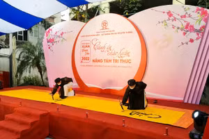 Bức thư pháp ""khổng lồ"" dài 7m, rộng 1m được thực hiện tại Lễ khai mạc Phố Sách Xuân. Nguồn: hanoi.gov.vn.