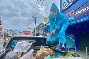 Cô gái Sài Gòn gửi thực phẩm, thuốc men cho người dân vùng cách ly, phong tỏa. Nguồn: TPO.