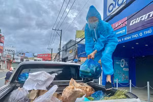 Cô gái Sài Gòn gửi thực phẩm, thuốc men cho người dân vùng cách ly, phong tỏa. Nguồn: TPO.