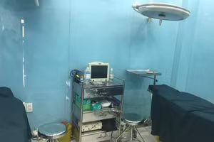 Cơ sở phẫu thuật thẩm mỹ không phép, không biển hiệu. Ảnh: Thanh tra Sở Y tế.