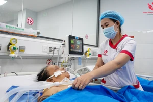 Bà L. được điều dưỡng chăm sóc tại khu điều trị bệnh nặng ICU. Ảnh: sisvietnam.