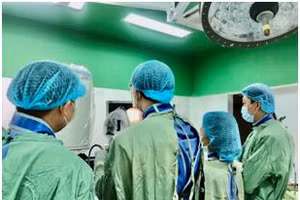 Tiến hành tán sỏi cho bệnh nhân. Ảnh: BV.