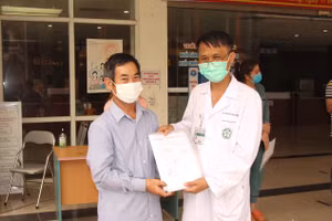 Bệnh nhân 2332 hạnh phúc trong ngày công bố điều trị khỏi COVID-19 xuất viện về nhà. Ảnh: Đức Tùy.