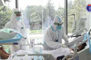Chăm sóc bệnh nhân Covid-19 khiến các bác sĩ đối mặt với nhiều nguy cơ nhiễm Covid-19. Ảnh BYT.