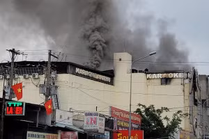 Bên trong quán karaoke vẫn còn bốc khói âm ỉ vào sáng 7/9. Ảnh: Trường Nguyên.