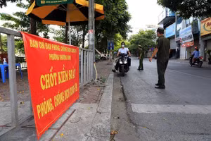 Quận Thanh Xuân, Hà Nội tăng cường kiểm tra, kiểm soát trong thời gian giãn cách xã hội. Ảnh: TTXVN.