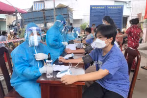  Người dân TX.Tân Uyên kiểm tra sức khỏe trước khi tiêm vắc xin phòng Covid-19. Ảnh: Báo Bình Dương.