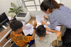 Ấm lòng “lớp học” cho 4 em bé nhặt ve chai